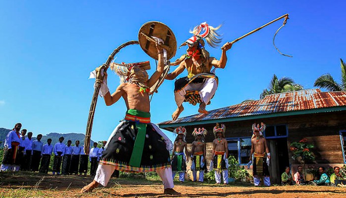 Asal Usul dan Sejarah Tarian Caci yang Berasal dari Manggarai, Flores, Nusa Tenggara Timur