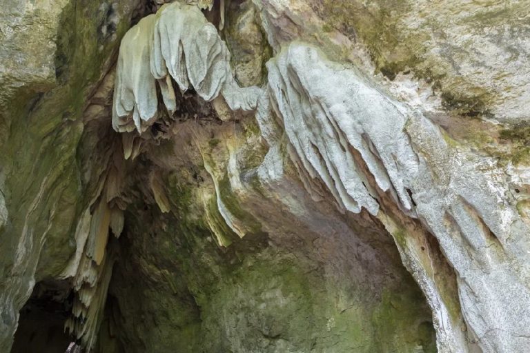 Goa Batu Cermin – Cahaya yang Menembus Batuan di Jantung Manggarai Barat