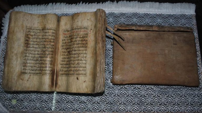 AL-QURAN KULIT KAYU DI KABUPATEN ALOR: WARISAN SEJARAH DAN  BUDAYA ISLAM