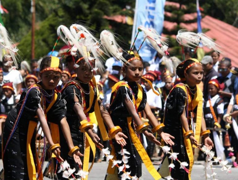 Pakaian Adat Ngada: Simbol Identitas, Filosofi, dan Sakralitas