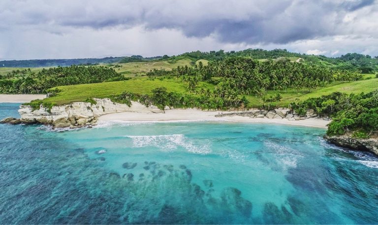 Pantai Watu Bella